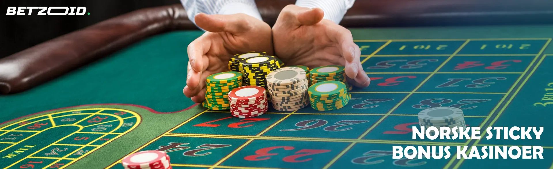 En spiller holder sjetonger på et kasinobord.