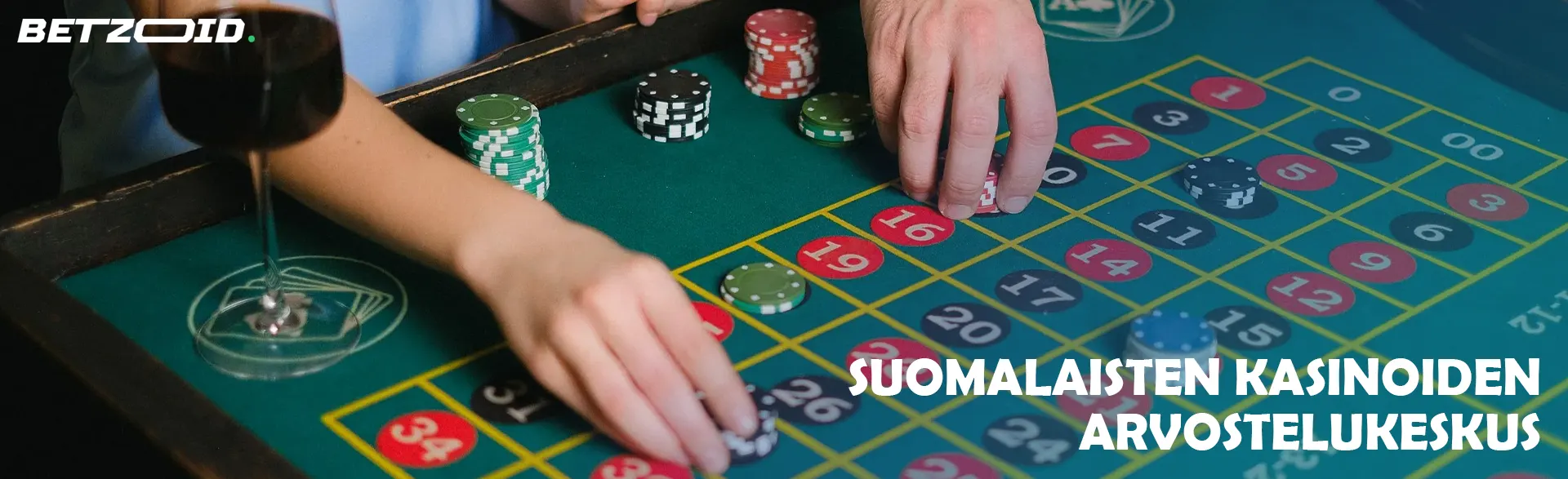 Pelaajat panostavat pelimerkkien avulla kasinopöydässä.