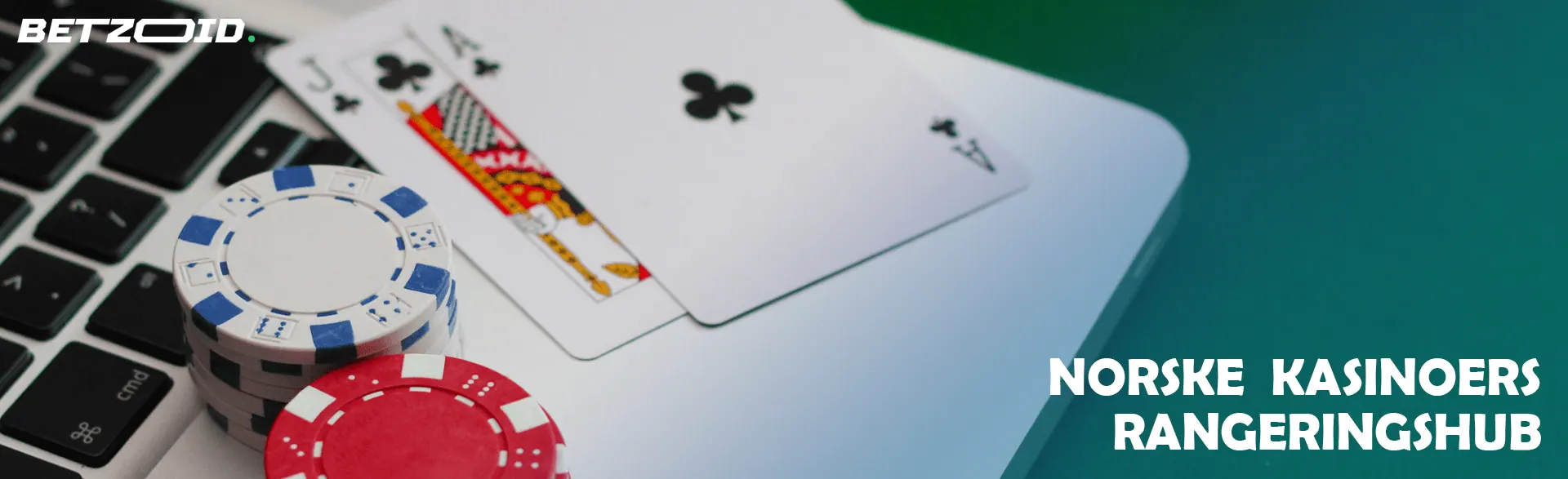 Kasinokort og sjetonger ligger på en bærbar PC.