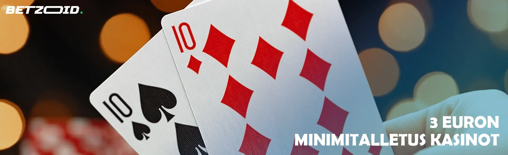 Kaksi korttia kasinon valojen taustalla.