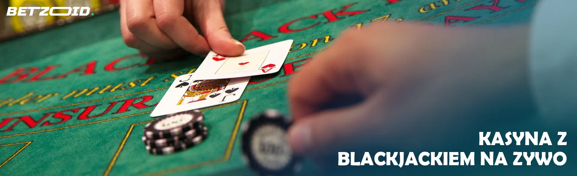 Gracz kładzie karty na stole w kasynie.