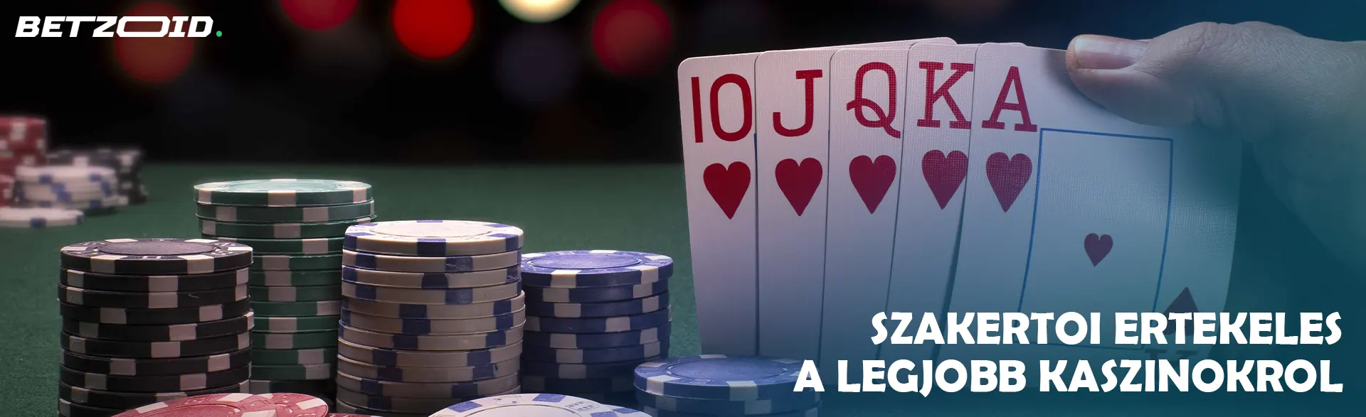 A játékos kaszinó zsetonok mellett tartja a kártyákat.