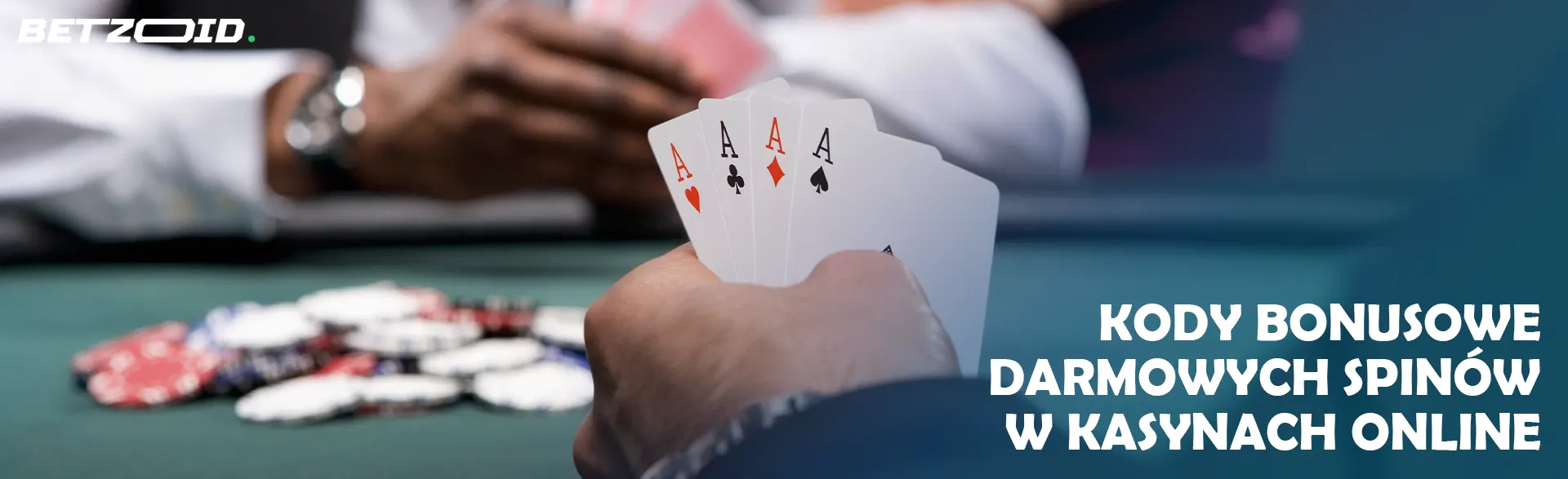 Karty w rękach gracza na tle stołu w kasynie.