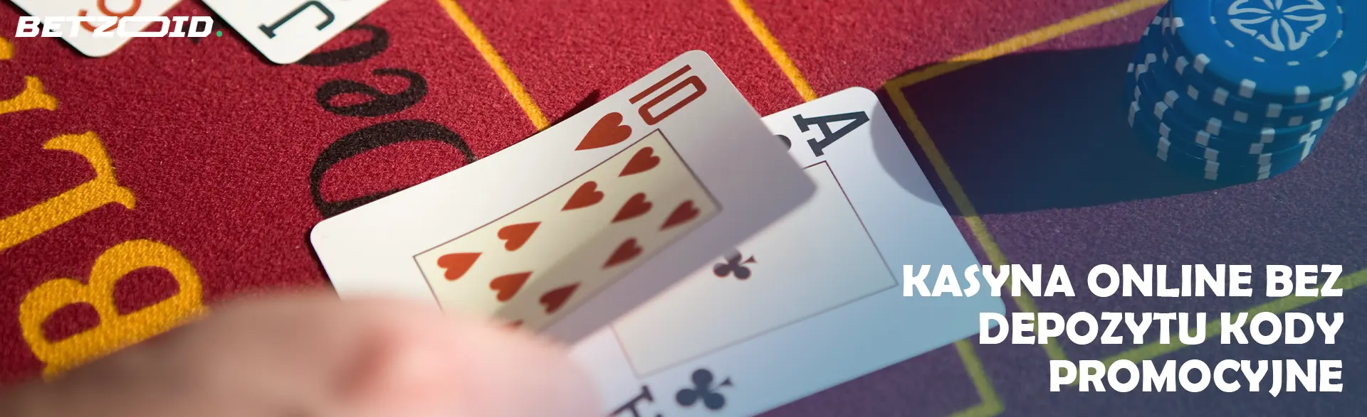 Gracz kładzie karty na stole w kasynie.