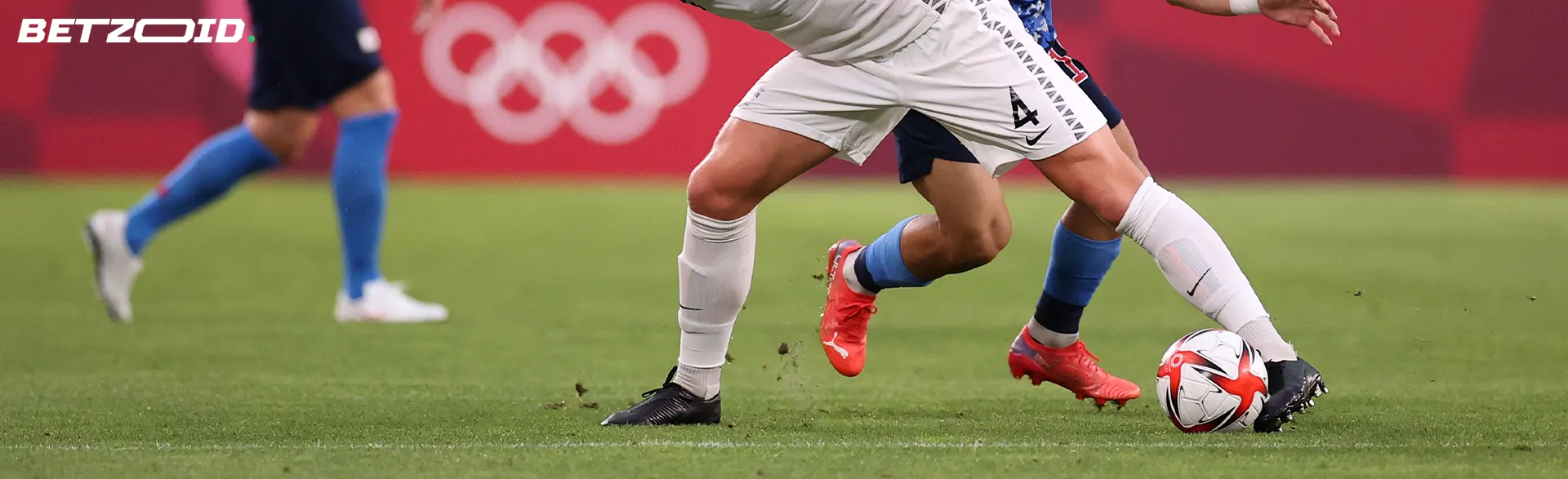 Футболісти борються за м'яч під час гри.