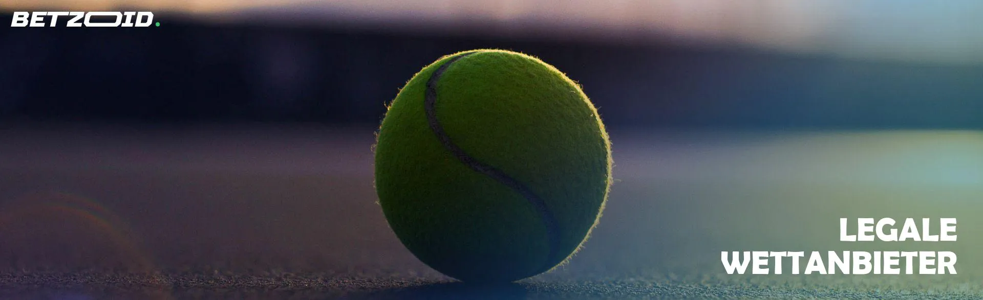 Der Tennisball liegt auf dem Platz.