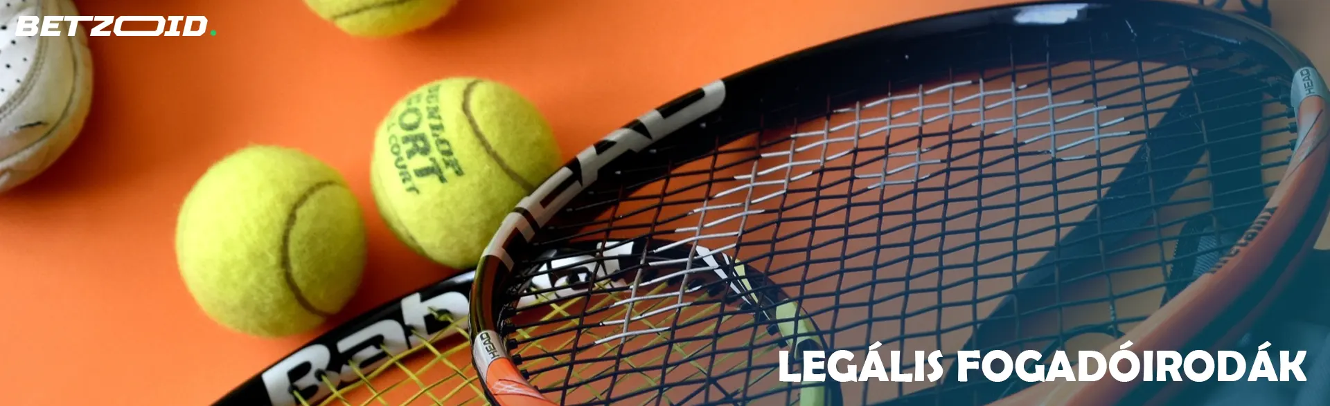 Teniszlabdák az ütők mellett.