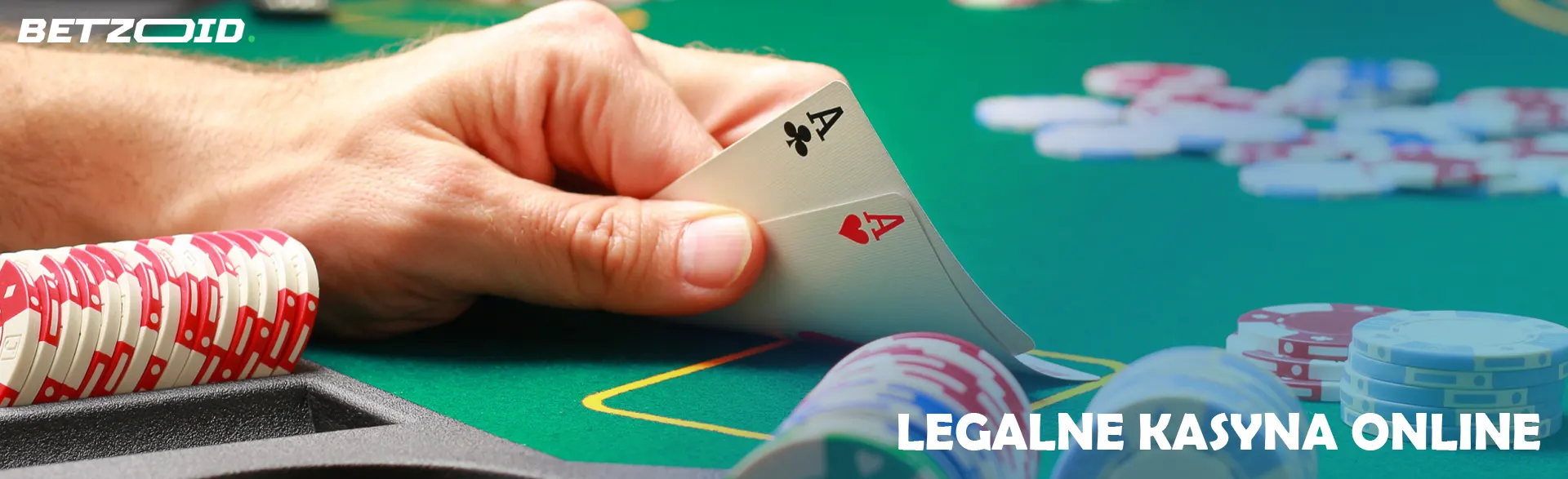 Gracz trzyma karty obok żetonów kasyna.