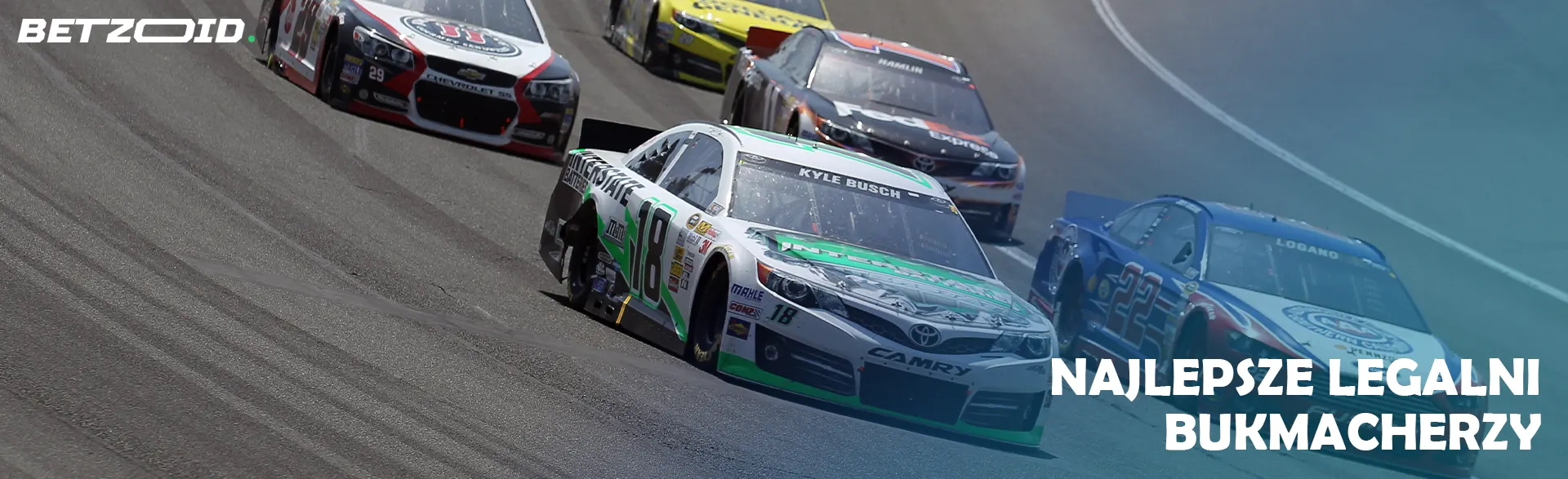 Samochody wyścigowe na torze podczas wyścigu.