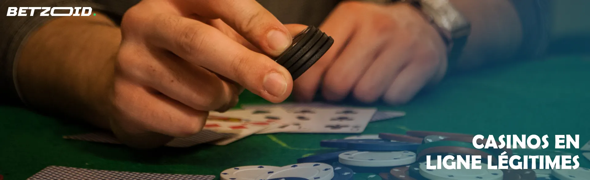 Le joueur place les jetons du casino à côté des cartes à jouer.