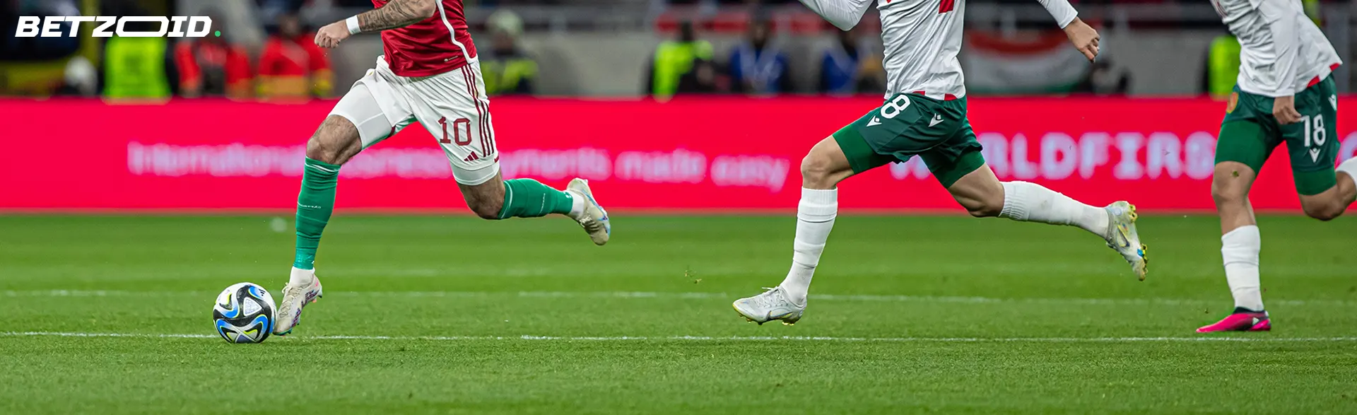 Labdarúgók a labdával a meccs alatt.