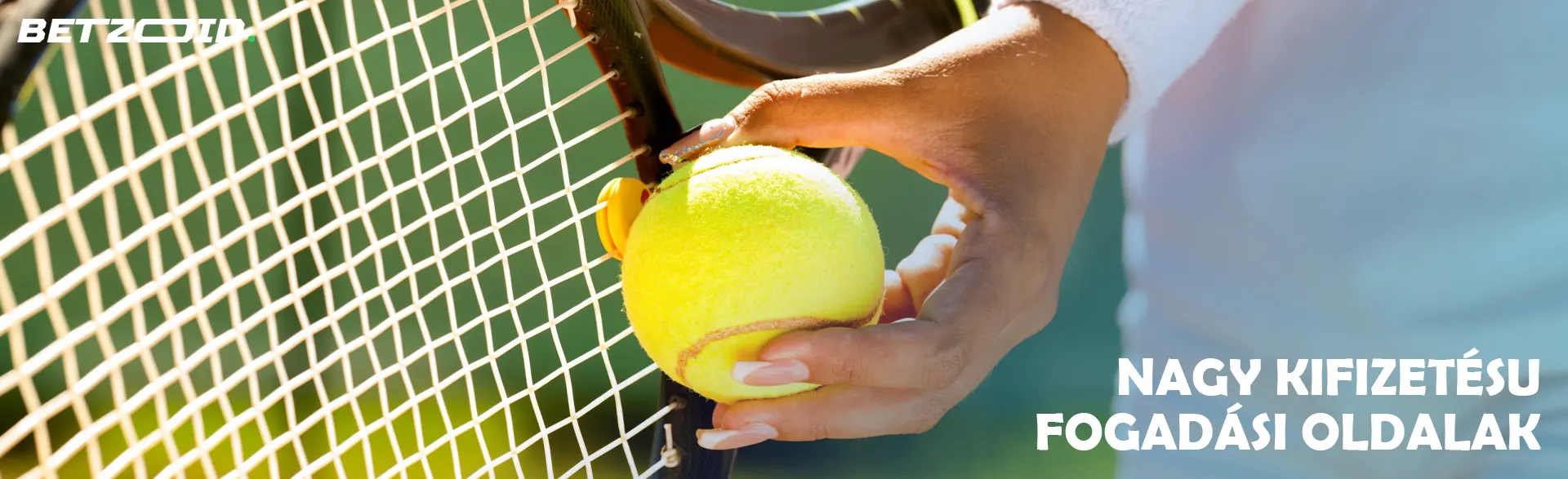 Egy teniszező az ütőhöz teszi a labdát.