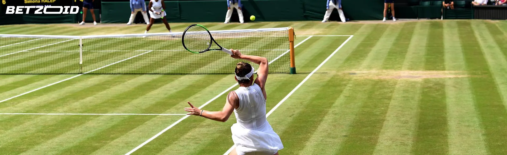 Un tenista realiza un tiro durante un partido.