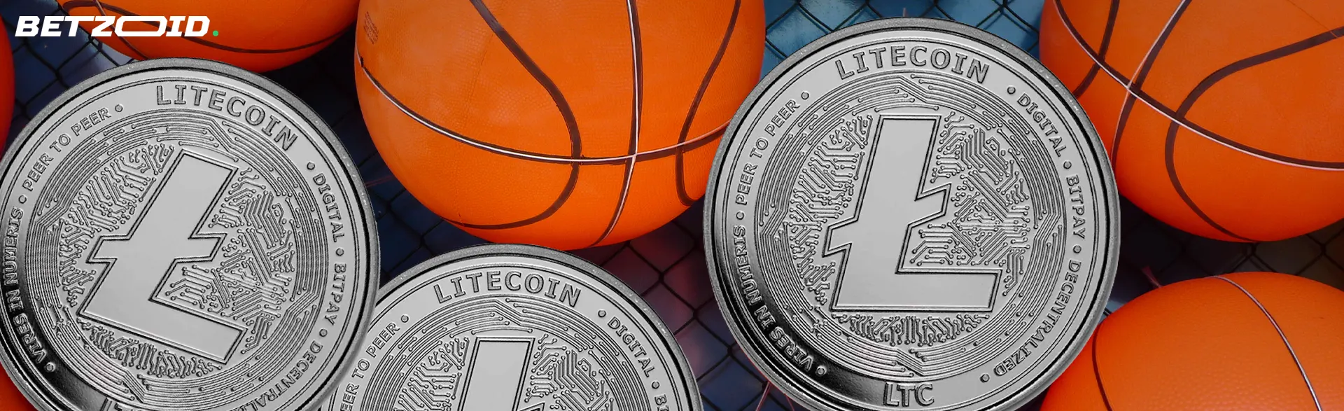 Litecoin-Kryptowährungsmünzen neben Basketbällen.