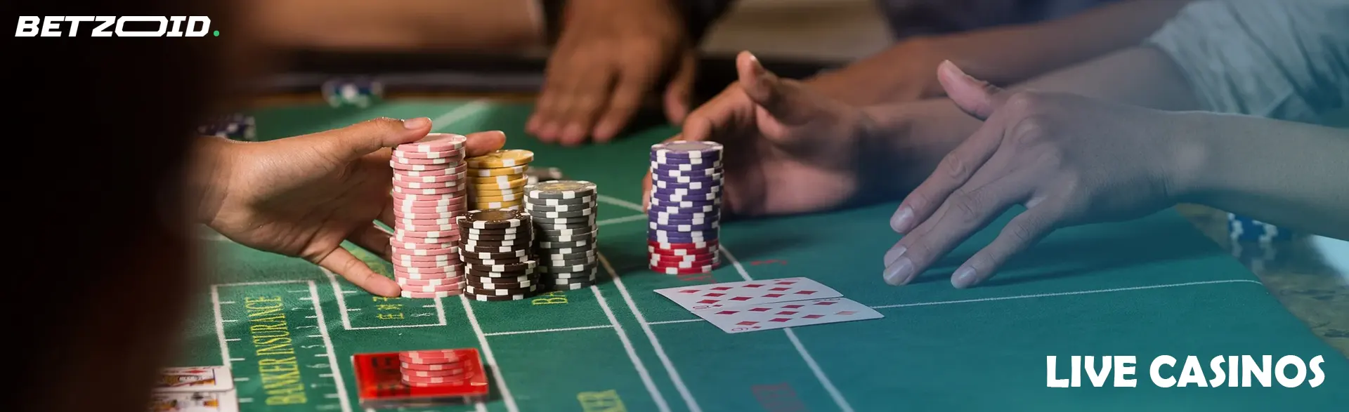 Spieler platzieren Wetten mit Casino-Chips.