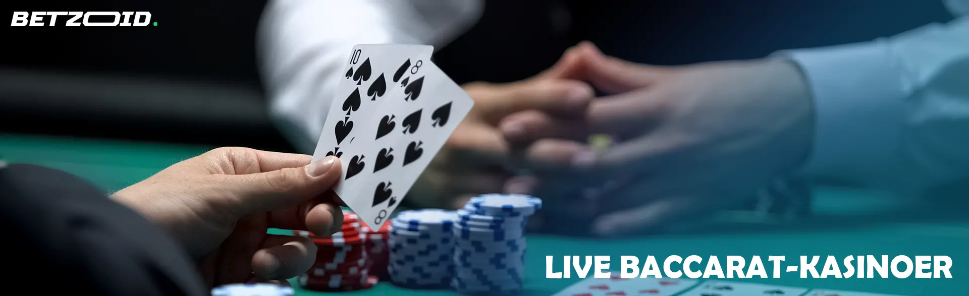 Spilleren holder kortene ved siden av kasinosjetonger.