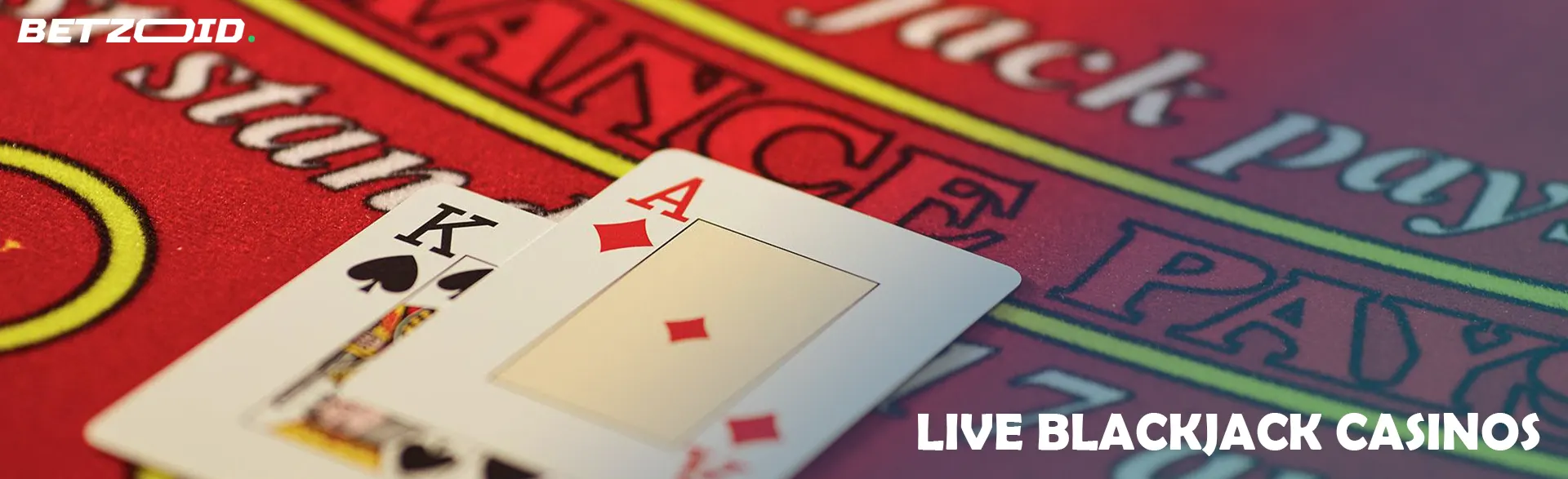 Zwei Karten auf dem Blackjack-Tisch.