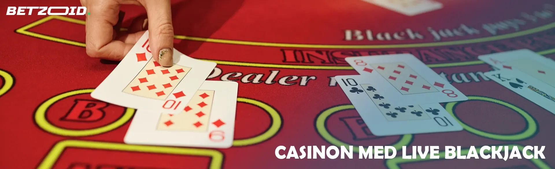 Spelaren placerar kort på blackjackbordet.