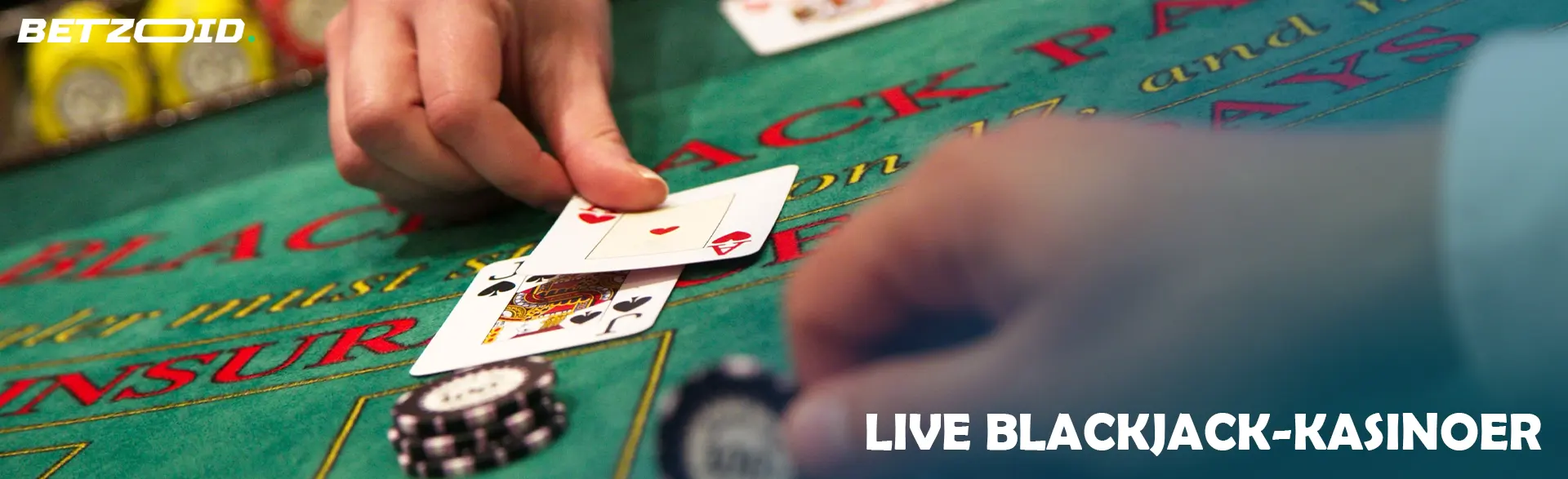 Spilleren plasserer kortene på kasinobordet.