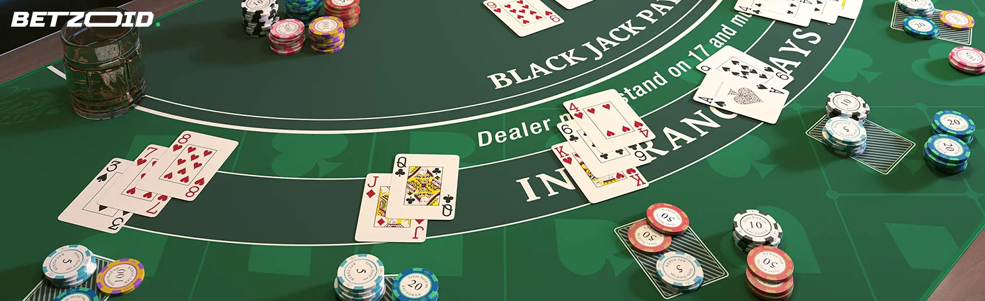 Cartas y fichas en una mesa de casino.