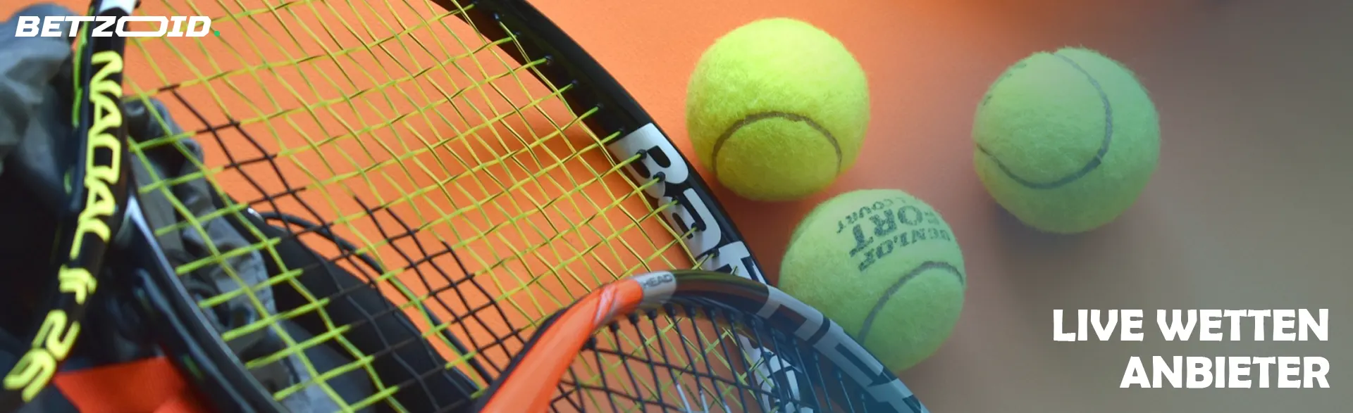 Tennisbälle neben Schlägern.