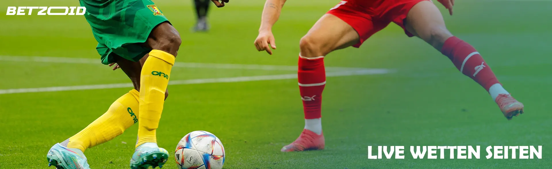 Fußballspieler kämpfen während eines Spiels um den Ball.