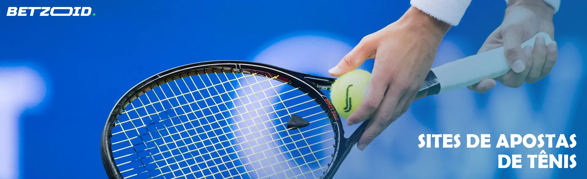 Um tenista se prepara para sacar.