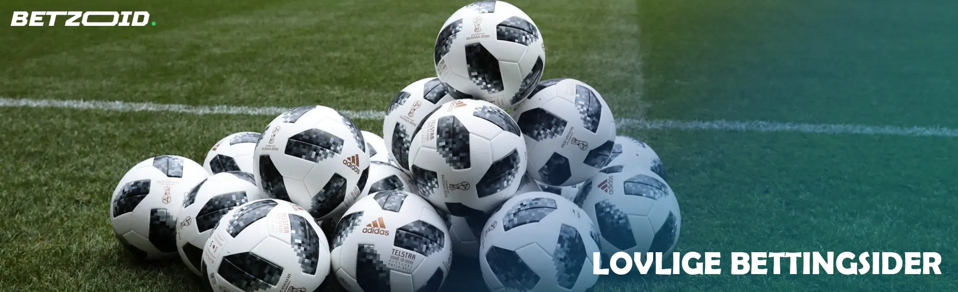 Fotballer ligger på gresset.