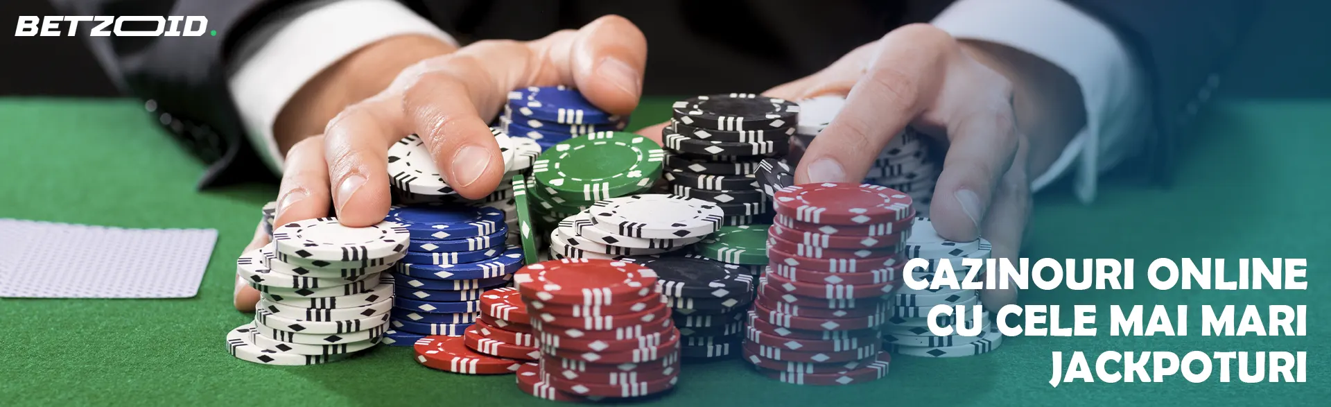 O grămadă de jetoane în mâinile unui jucător de pe o masă de cazinou.