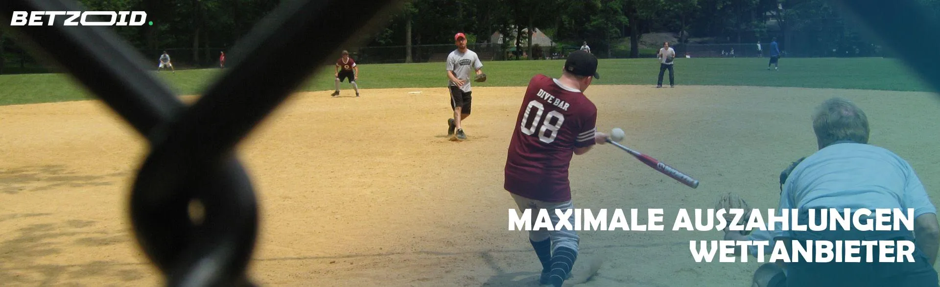 Ein Baseballspieler in Aktion während eines Spiels.