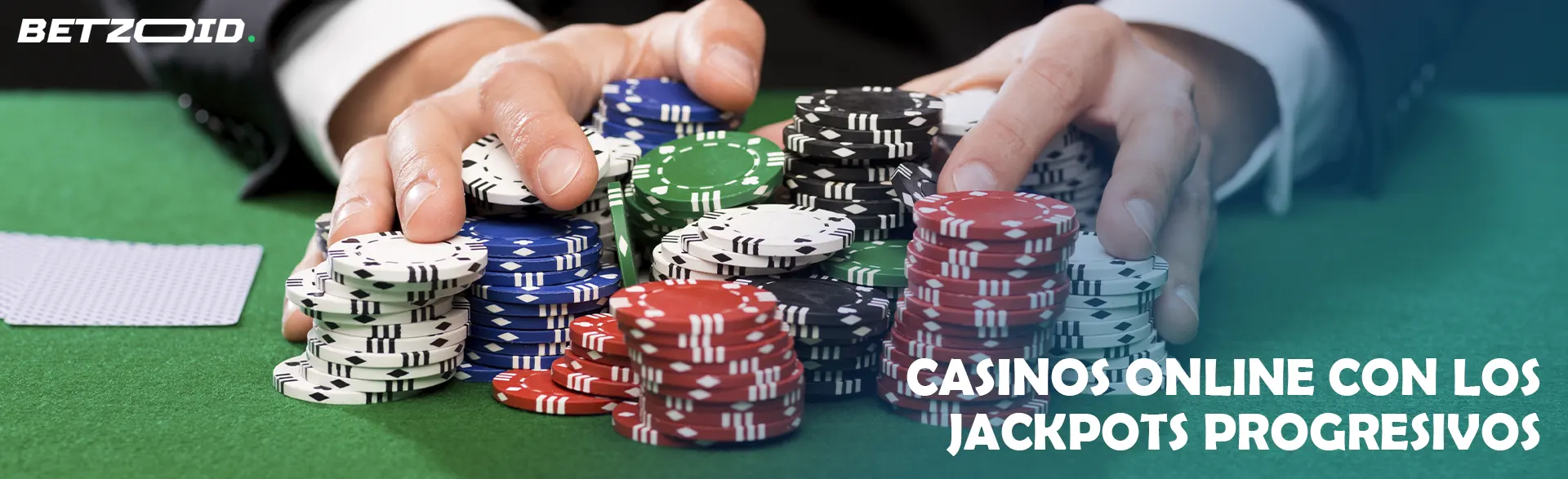 Un jugador sostiene una pila de fichas en una mesa de casino.