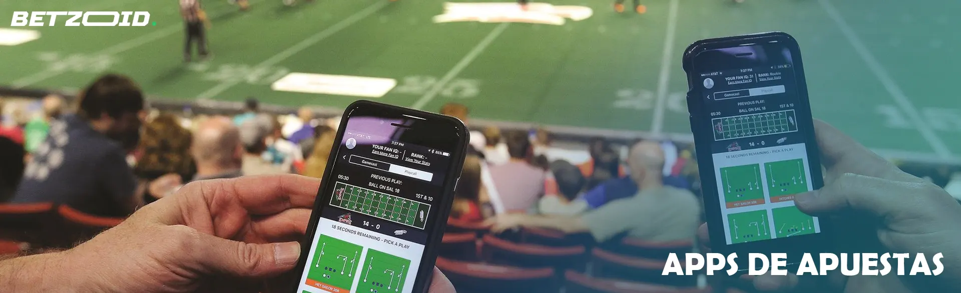 Personas sosteniendo teléfonos inteligentes mientras están sentadas en las gradas.