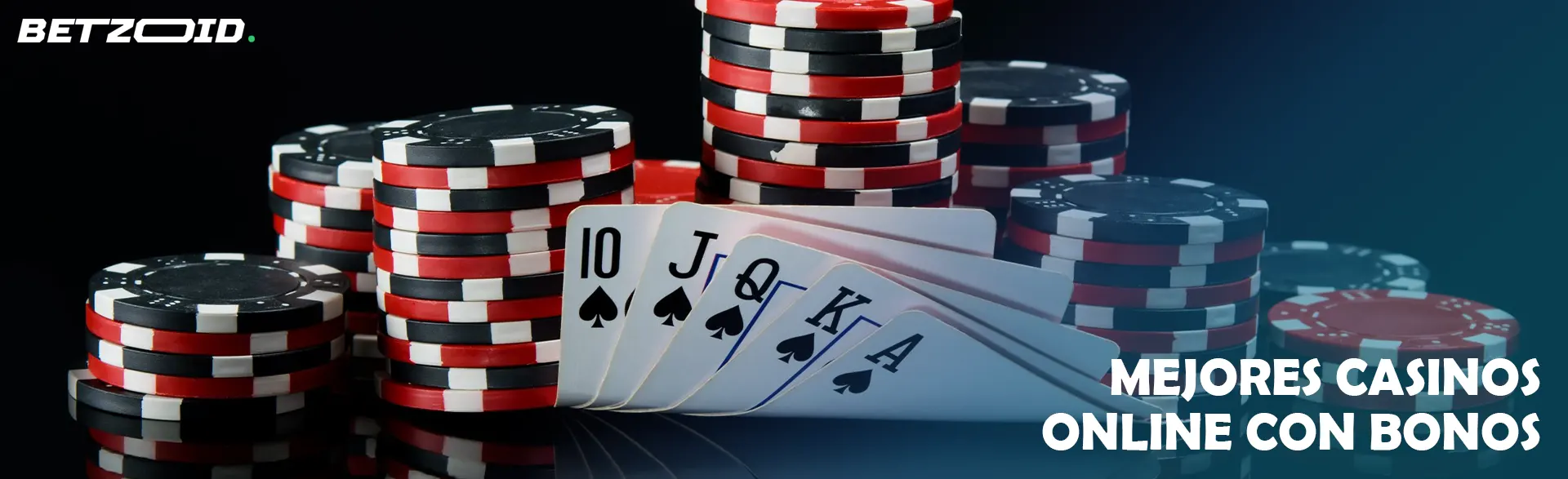 Un montón de cartas y fichas de casino sobre un fondo oscuro.