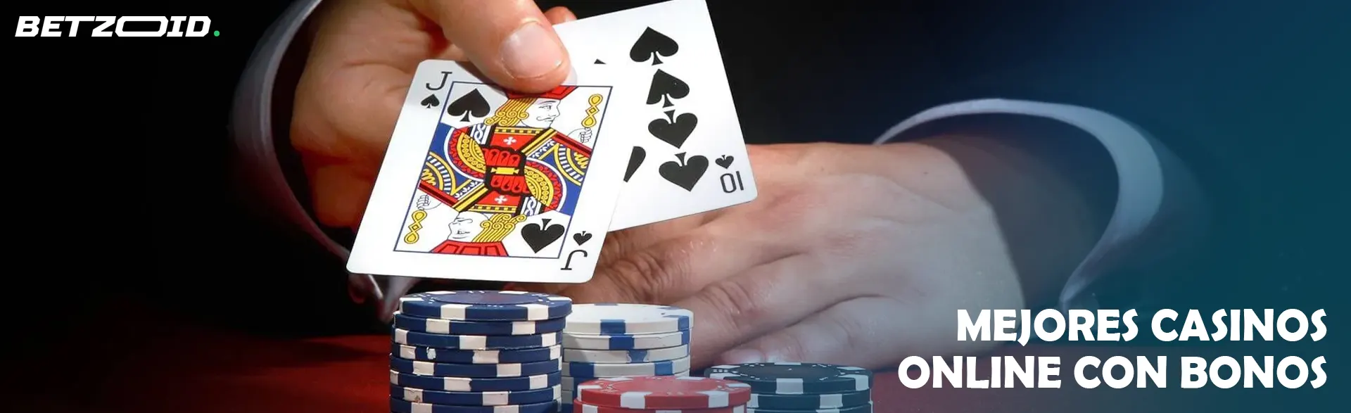 Un hombre saca cartas y junto a él hay fichas de póquer.