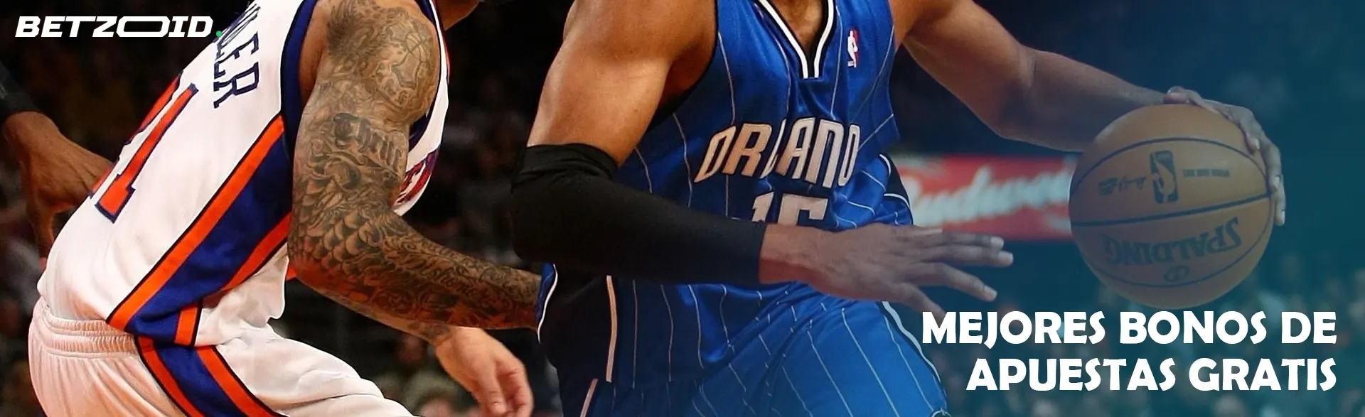 Jugadores de baloncesto en acción durante un partido.