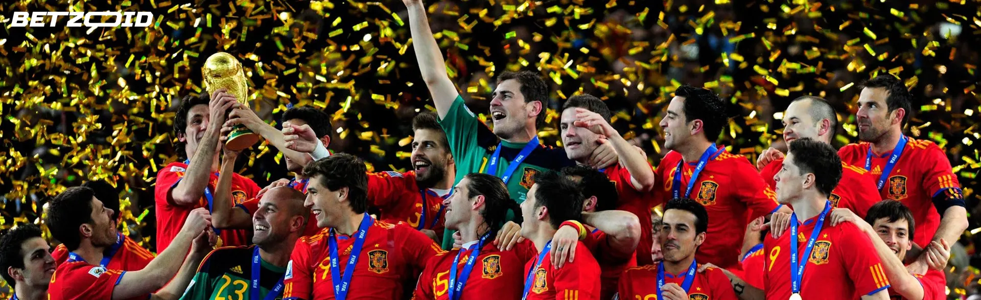 Equipo de fútbol celebrando la victoria con la copa del mundo con bonos de apuestas gratis.