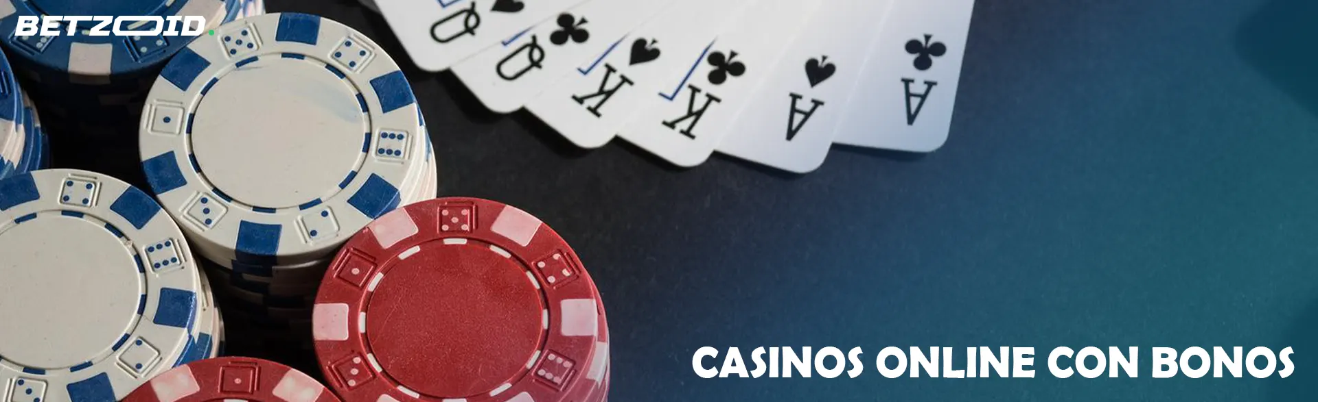 Cartas junto a fichas de casino.