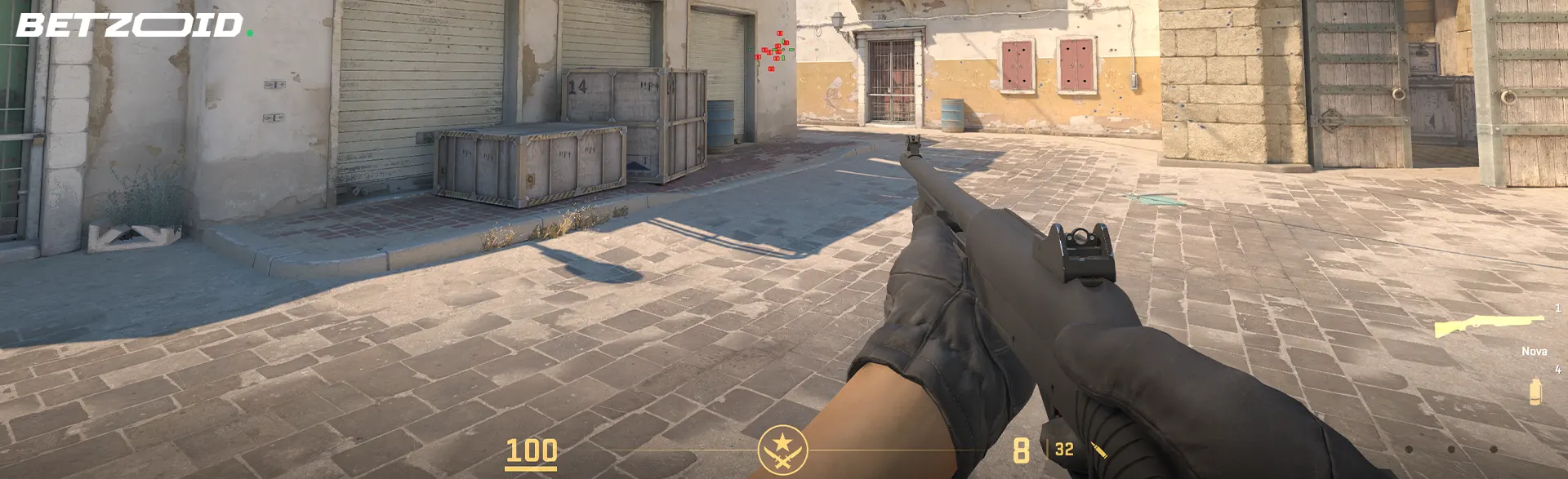 Visuale in prima persona di CS2  in una mappa deserta.