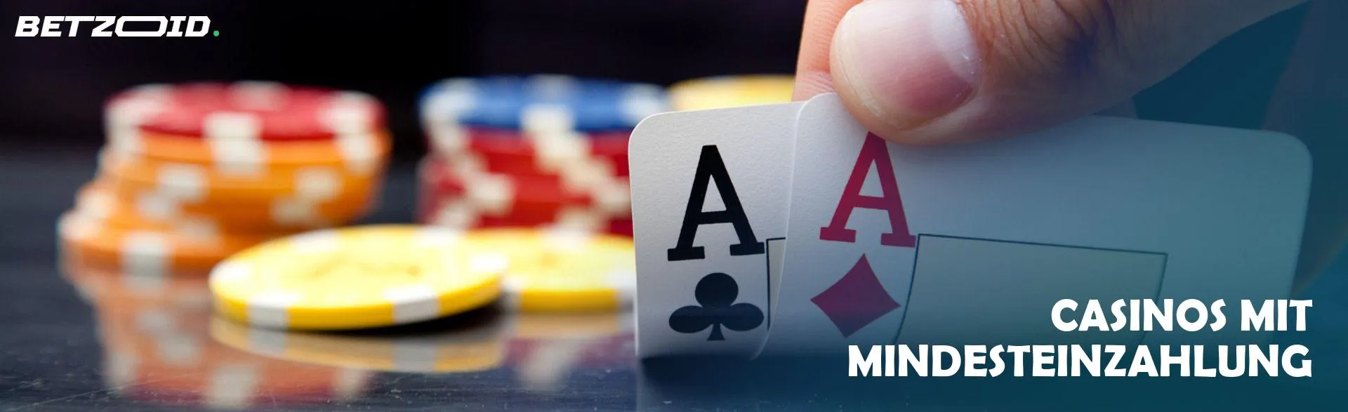 Der Spieler hält Karten auf dem Hintergrund von Casino-Chips.