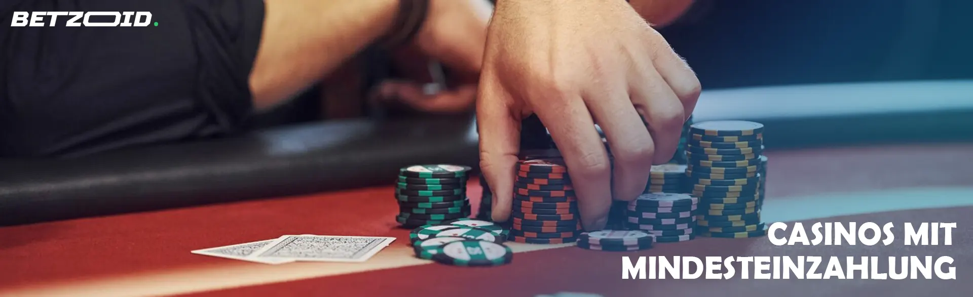 Ein Spieler hält Chips auf einem Casinotisch.