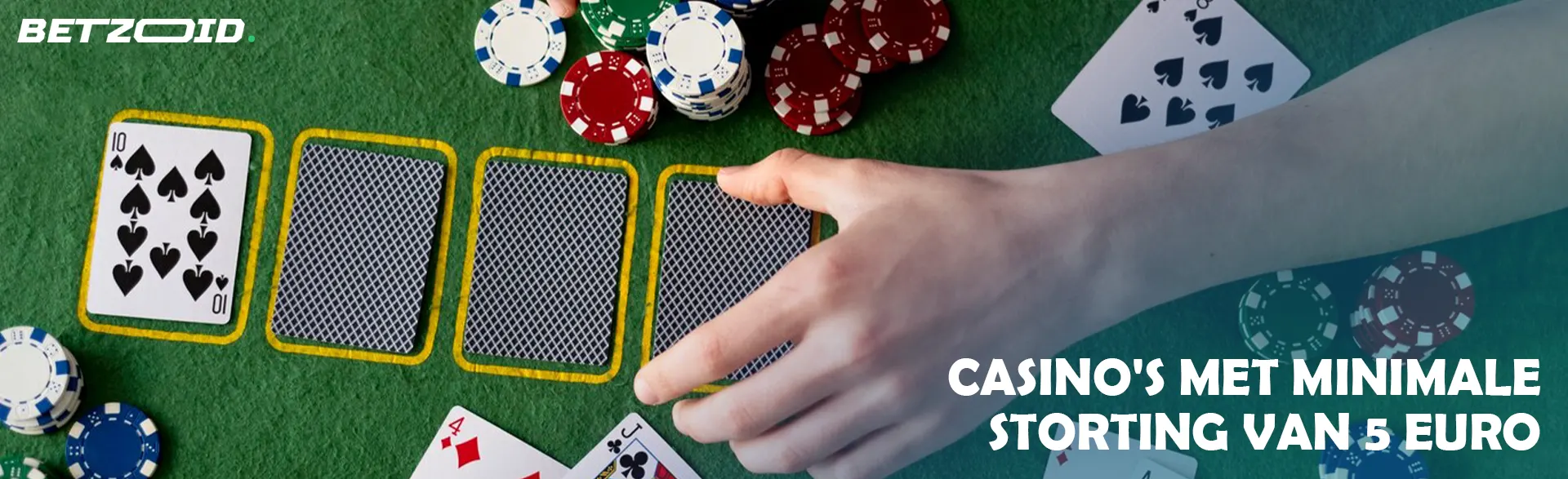 De speler legt zijn kaarten op de casinotafel.