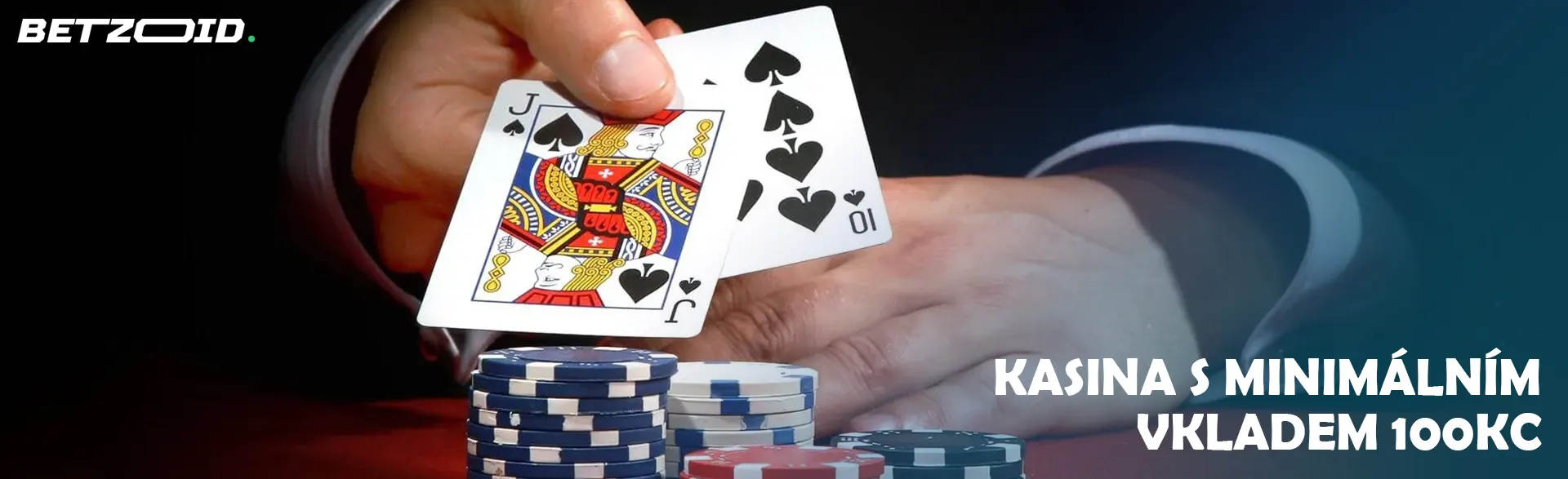 Hráč drží karty nad žetony kasina.