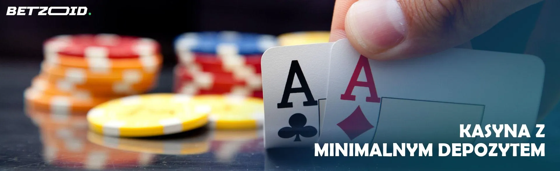 Gracz trzyma karty na tle żetonów kasynowych.