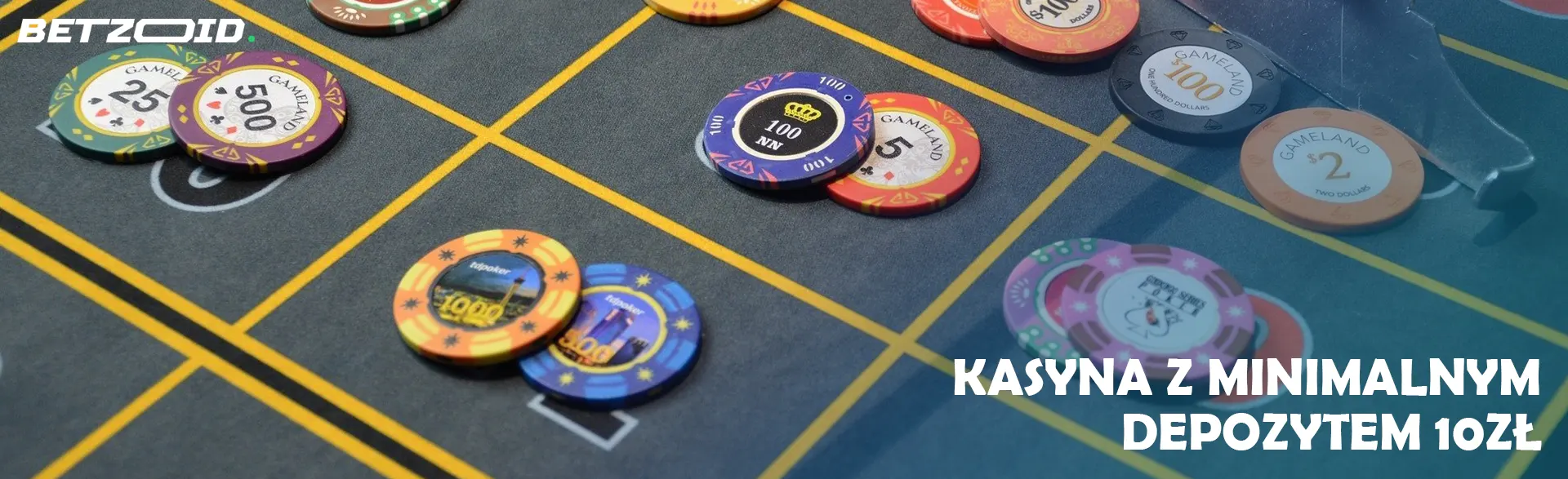 Wielokolorowe żetony na stole w kasynie.