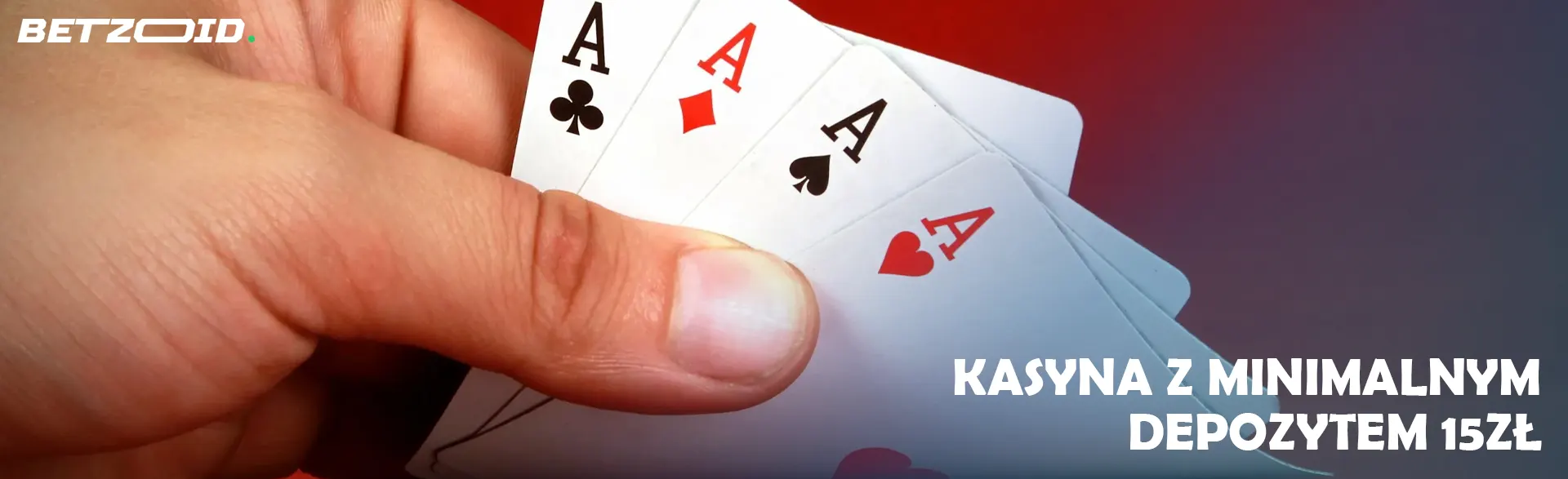 Karty w pokerze na czerwonym tle.