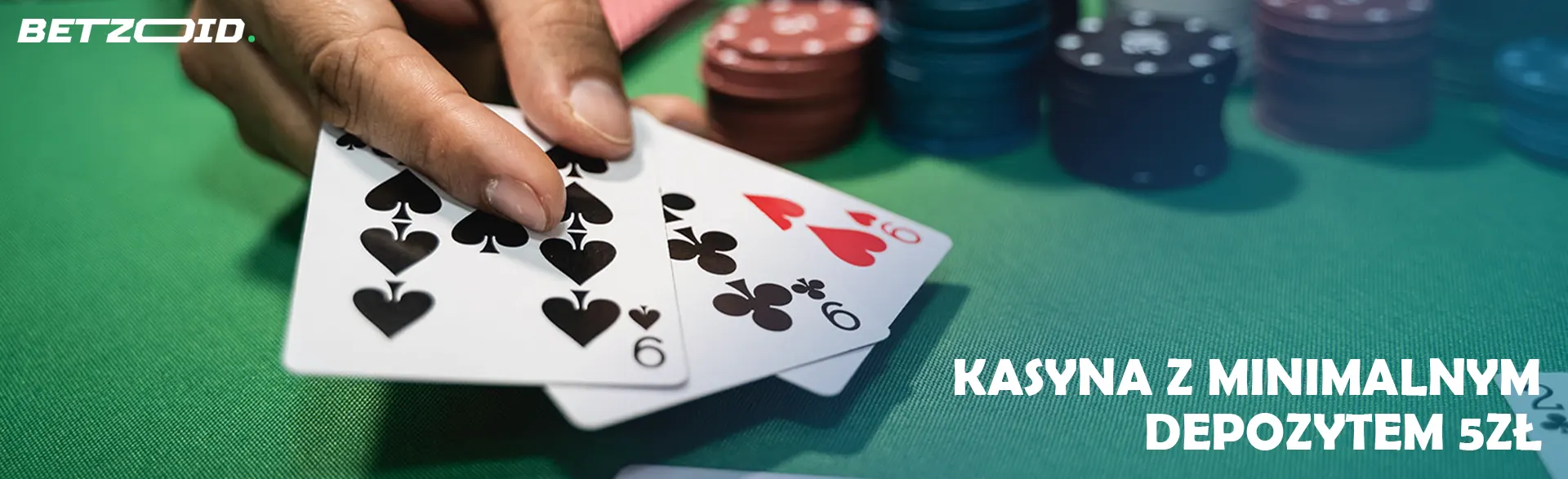 Gracz trzyma karty obok żetonów kasyna.