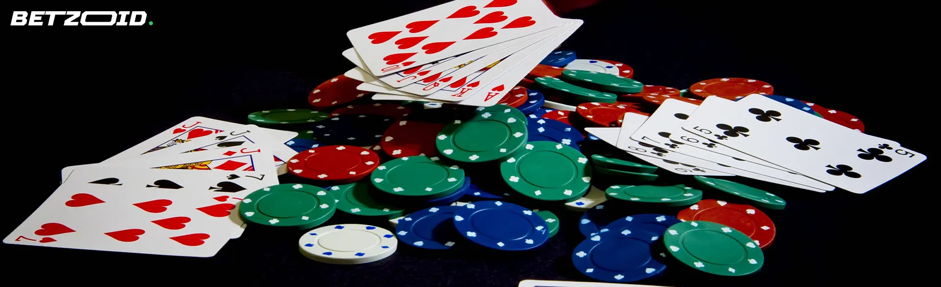 Fichas y cartas de póquer esparcidas sobre la mesa de juego en casinos en línea sin KYC.