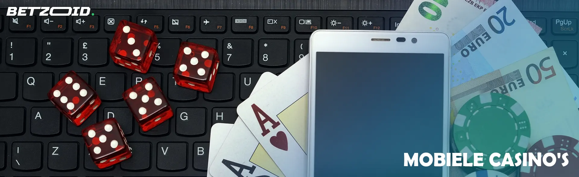 Smartphone, geld en dobbelstenen liggen op het toetsenbord.