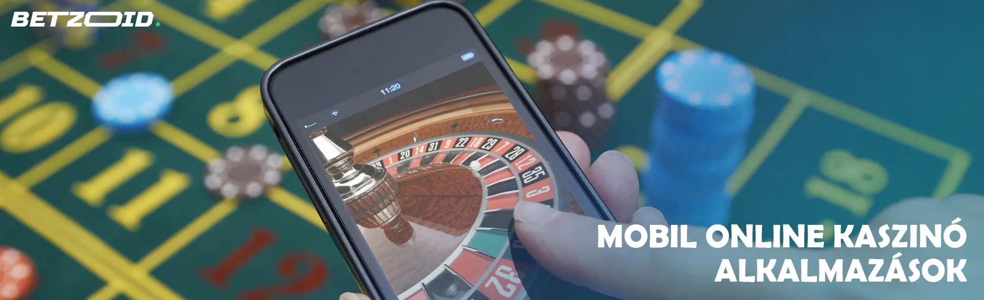 Játékos okostelefont tart online ruletttel.