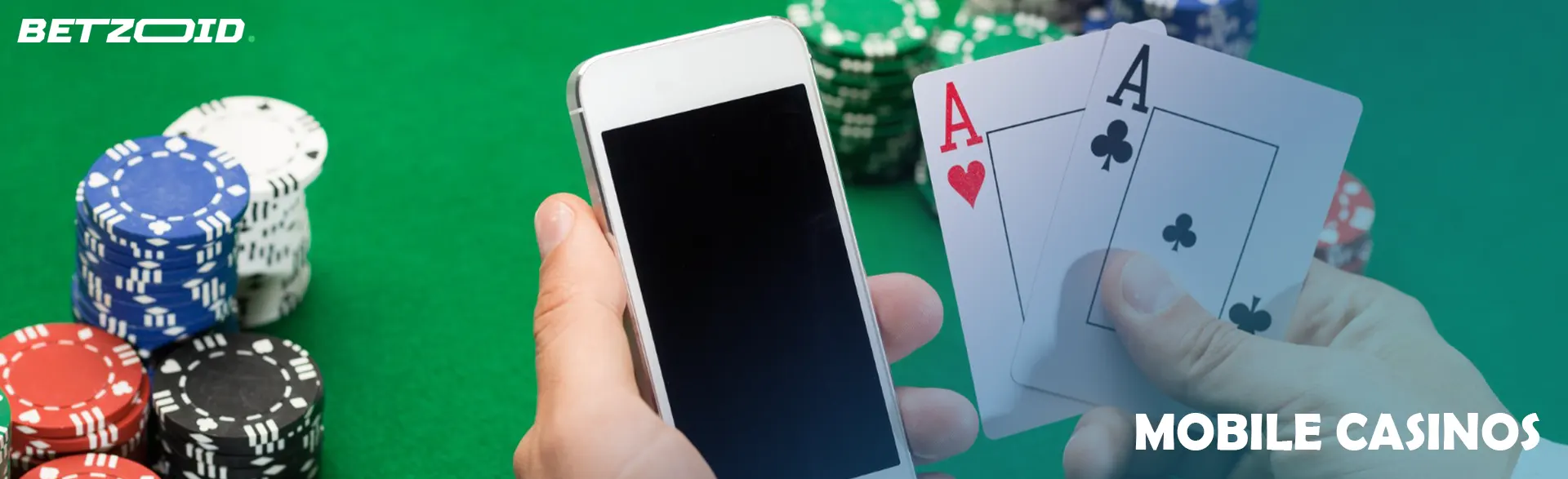 Ein Mann hält ein Smartphone und Karten auf dem Hintergrund von Casino-Chips.